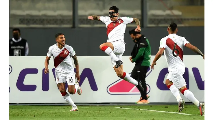 Perú en festejo de gol ante Bolivia.