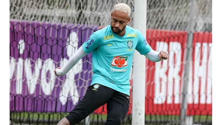 Neymar en entrenamiento con Brasil.