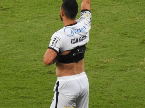 Confusión total: a jugador de Corinthians lo amonestaron por tener camiseta de compañero