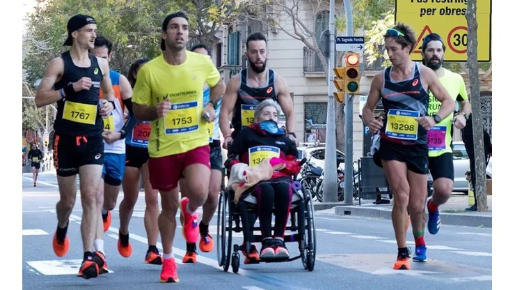 Hizo un récord empujando la silla de su madre en un maratón