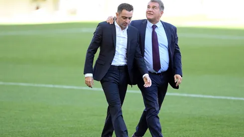 Xavi Hernández y Joan Laporta.
