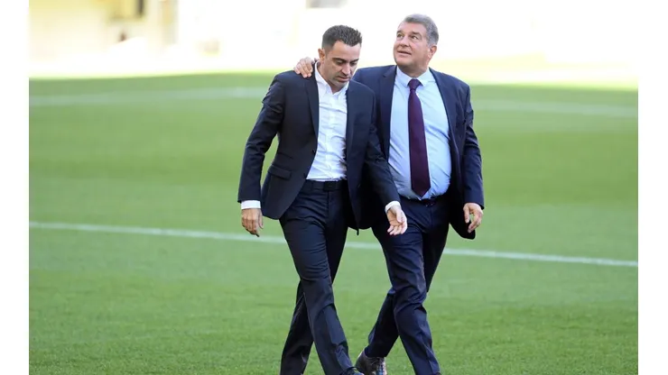 Xavi Hernández y Joan Laporta.