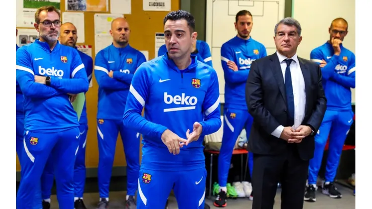 Xavi Hernández junto a Joan Laporta en su primer día en Barcelona.