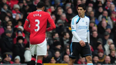 Patrice Evra y Luis Suárez en el 2012.
