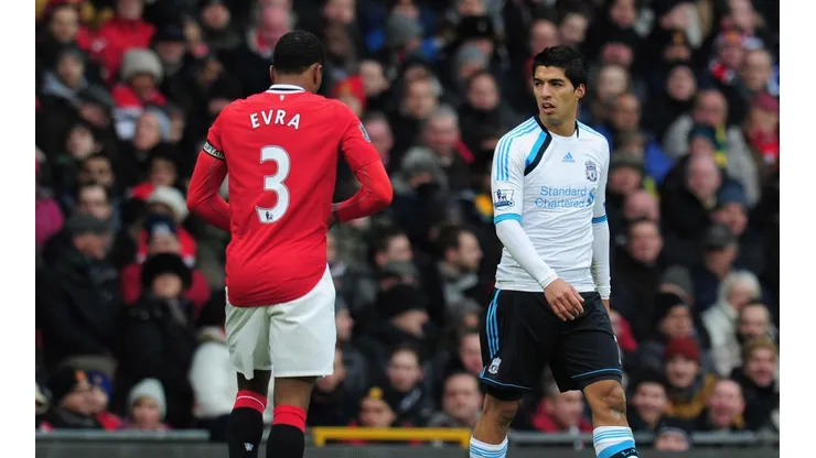 Patrice Evra y Luis Suárez en el 2012.