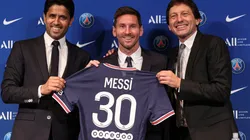 Lionel Messi en su presentación en PSG junto a Nasser Al-Khelaifi y Leonardo.