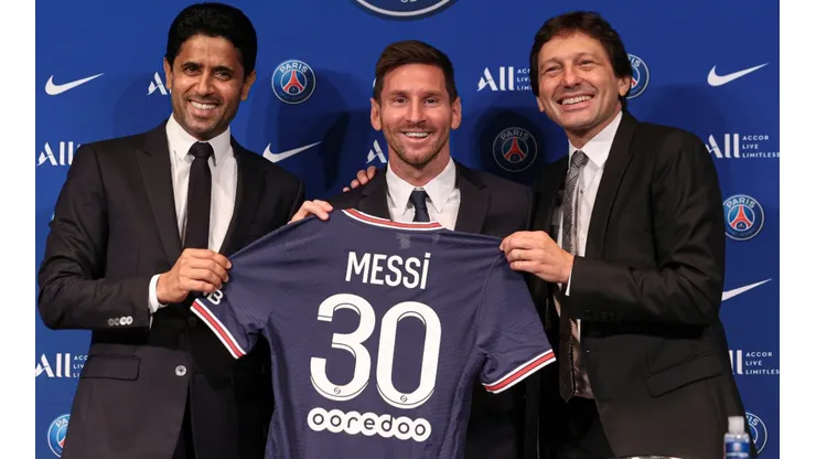Lionel Messi en su presentación en PSG junto a Nasser Al-Khelaifi y Leonardo.