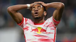 Christopher Nkunku casi marca un gol de locos.