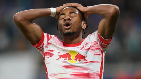 Christopher Nkunku casi marca un gol de locos.