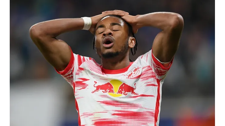 Christopher Nkunku casi marca un gol de locos.