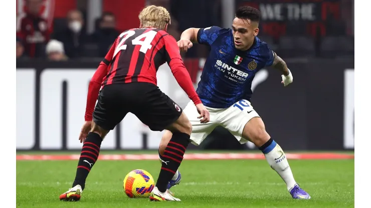 Lautaro Martínez ante Simon Kjaer.