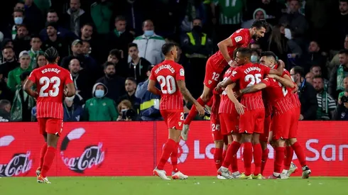 Sevilla ganó el clásico y se acercó a la punta.