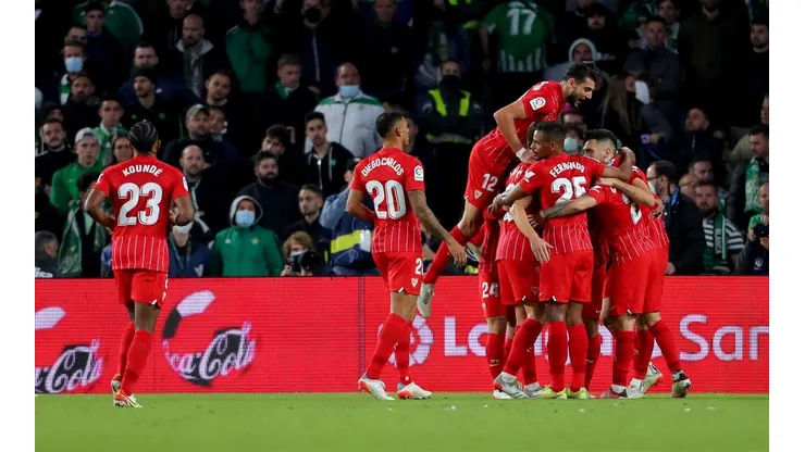 Sevilla ganó el clásico y se acercó a la punta.