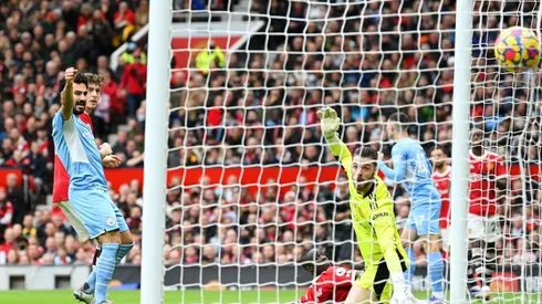 El gol en contra de Bailly pone en ventaja a Manchester City en Old Trafford