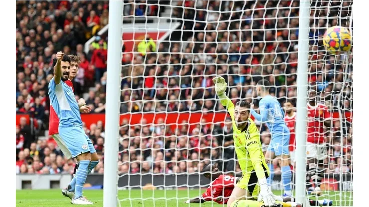 El gol en contra de Bailly pone en ventaja a Manchester City en Old Trafford