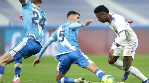 Acción de juego entre Real Madrid y Rayo Vallecano.