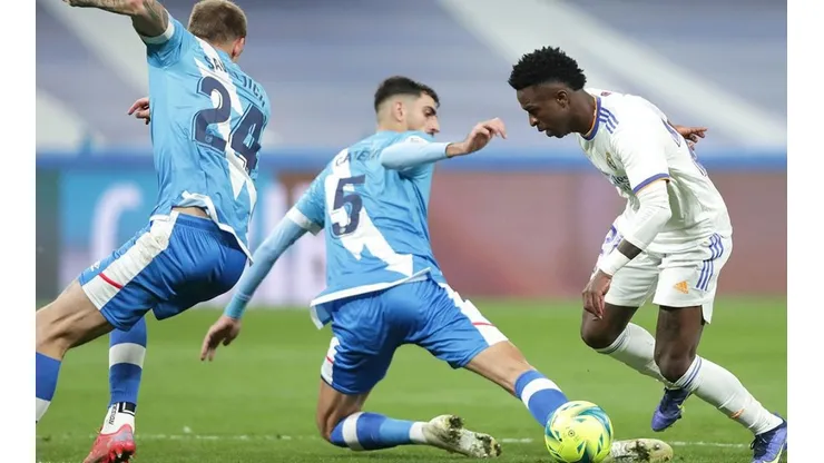 Acción de juego entre Real Madrid y Rayo Vallecano.