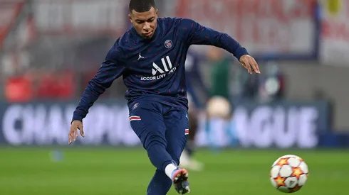 Mbappé en calentamiento con PSG.