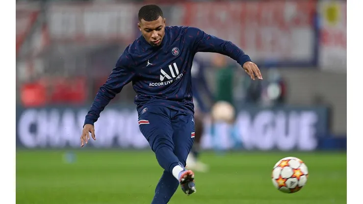 Mbappé en calentamiento con PSG.