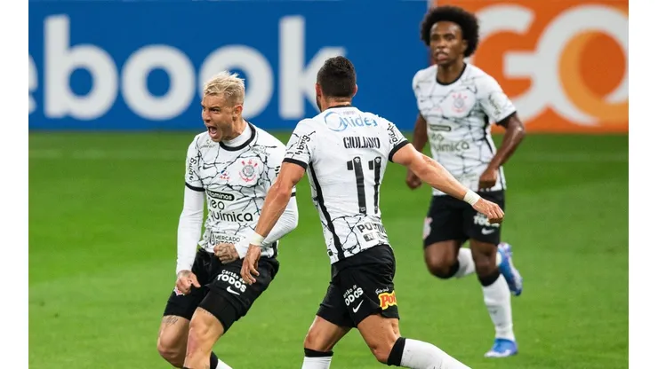 Guedes, Giuliano y Willian.