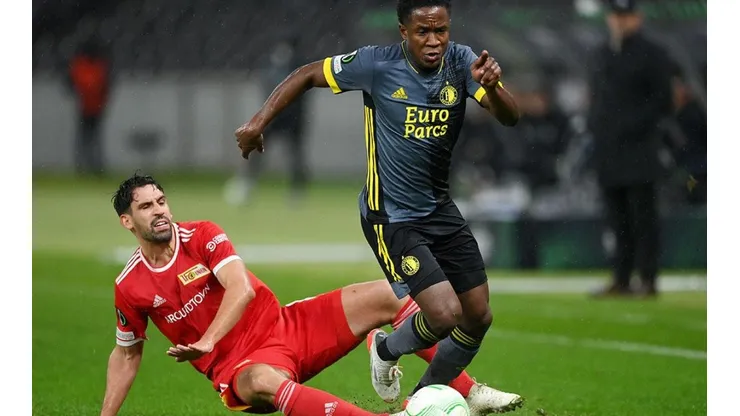 Feyenoord triunfó con gol del colombiano Sinisterra.