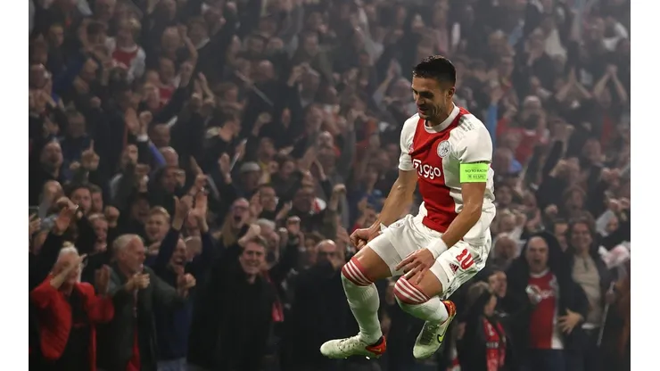 Dusan Tadic y un sacrificio por su equipo.