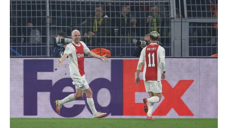 Klaassen y Antony celebrando el tercer gol.