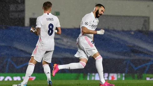 Karim Benzema y Toni Kroos festejan un gol de Real Madrid.