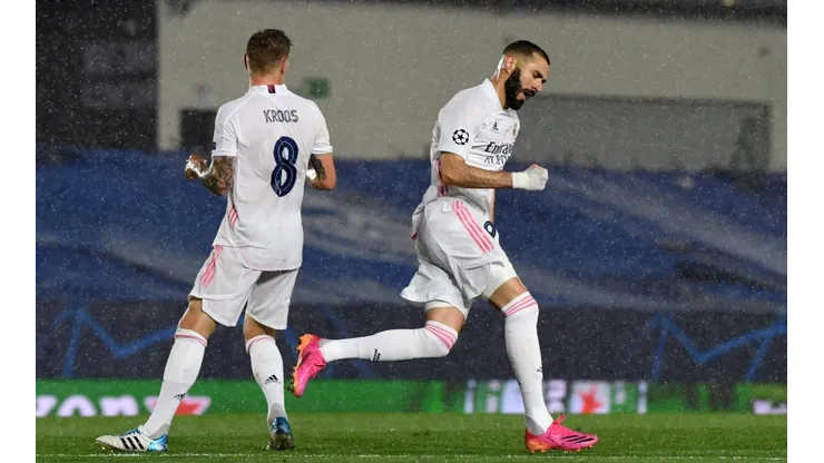 Karim Benzema y Toni Kroos festejan un gol de Real Madrid.