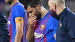 Sergio Agüero, retirándose del campo de juego tras sufrir un dolor en el pecho en pleno partido.