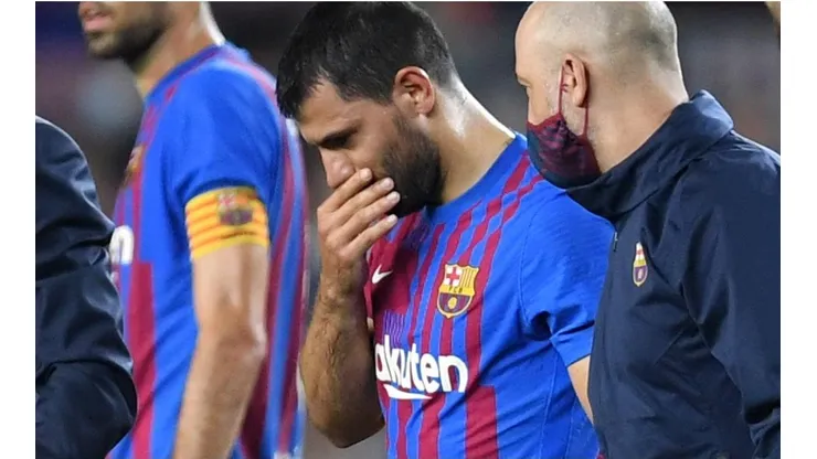 Sergio Agüero, retirándose del campo de juego tras sufrir un dolor en el pecho en pleno partido.