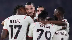 Ibrahimovic marcó un golazo y lo festejó con sus compañeros.