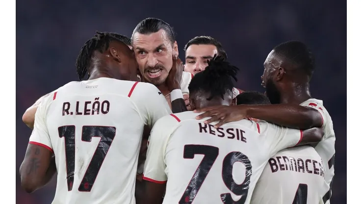 Ibrahimovic marcó un golazo y lo festejó con sus compañeros.