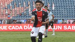 Claudio Aquino, autor de un verdadero golazo.