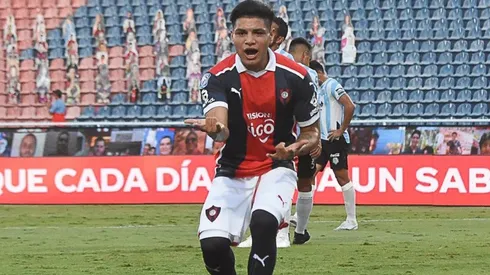 Claudio Aquino, autor de un verdadero golazo.