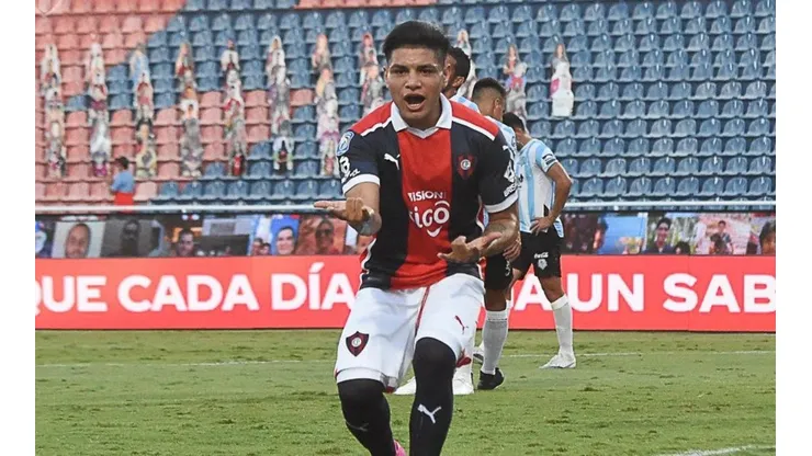 Claudio Aquino, autor de un verdadero golazo.