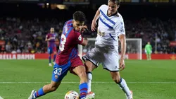 Acción de juego entre Barcelona y Alavés.