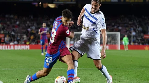 Acción de juego entre Barcelona y Alavés.