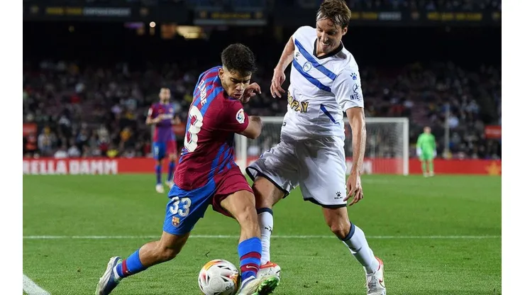 Acción de juego entre Barcelona y Alavés.