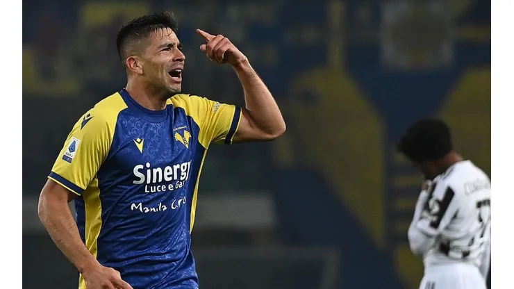 Gio Simeone en festejo de gol.