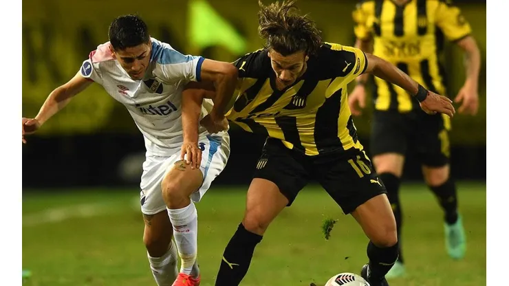 Nacional y Peñarol en acción.