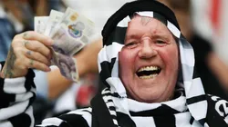 Hincha de Newcastle en el partido ante Tottenham.