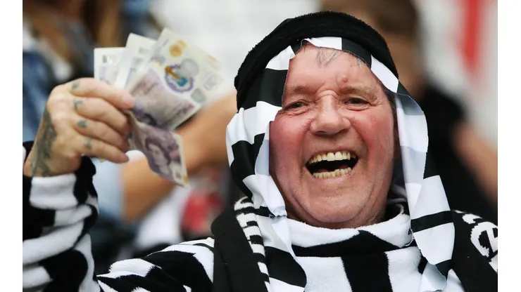 Hincha de Newcastle en el partido ante Tottenham.