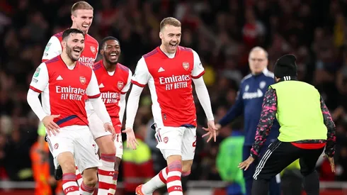 Calum Chambers festejando junto a Alexandre Lacazette.