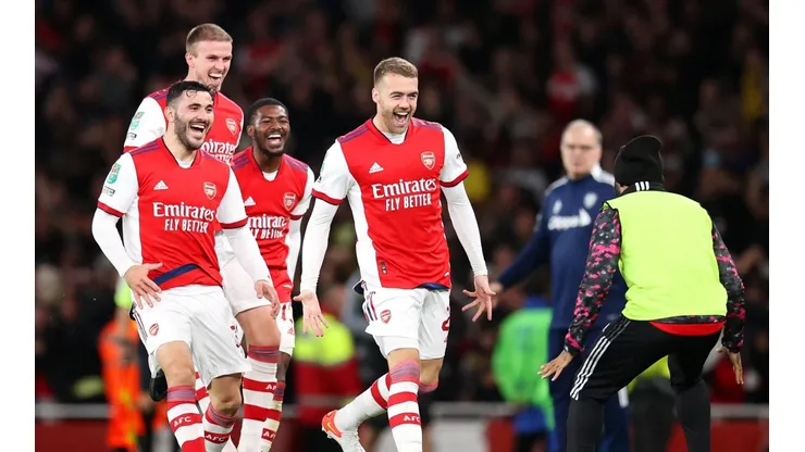 Calum Chambers festejando junto a Alexandre Lacazette.