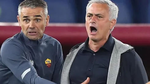 Jose Mourinho castiga a sus jugadores tras la catástrofe en la Conference League.