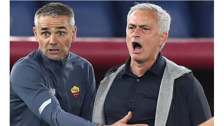 Jose Mourinho castiga a sus jugadores tras la catástrofe en la Conference League.