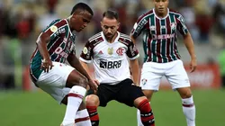 Acción de juego entre Fluminense y Flamengo.