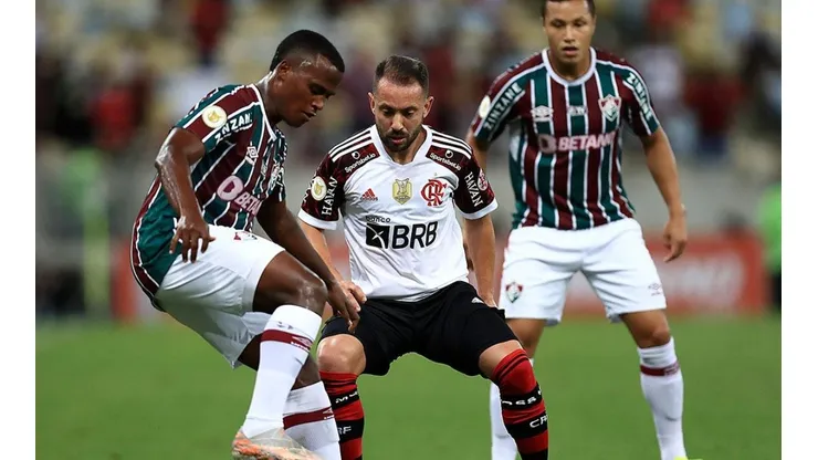 Acción de juego entre Fluminense y Flamengo.