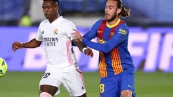 Vinicius Júnior y Óscar Mingueza, integrantes del clásico entre Real Madrid y Barcelona (Foto: Getty Images).